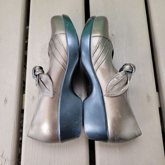 Dansko Ainsley Bronze Metallic Leather Bow Loafers Mary Jane Clogs 38 - Picture 2 of 8